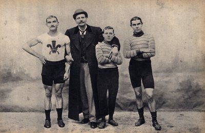 Portret van het Gladiator fietsteam. Fotografie, eind 19e eeuw, Parijs. Collectie Selva door Unknown photographer