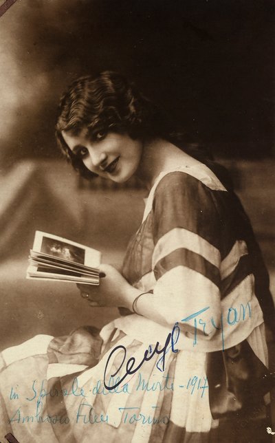 Portret van de actrice Cecyl Tryan op de set van de film 