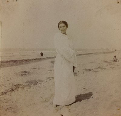 Portret op het strand in Forte dei Marmi, Versilia, ca. 1910 (foto) door Unknown photographer