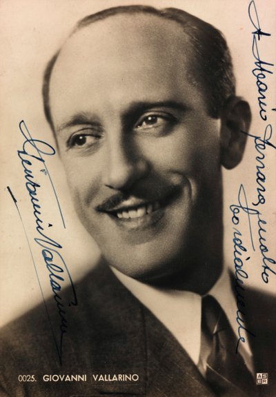 Portret met toewijding en handtekening van de Italiaanse zanger Giovanni Vallarino; ansichtkaart door Unknown photographer