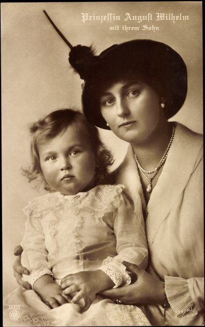 Prinses August Wilhelm met zoon door Unknown photographer