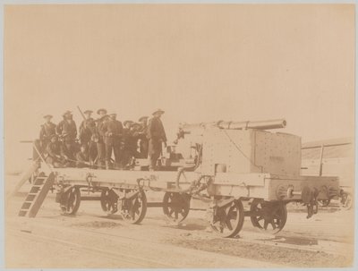 Matrozen van HMS Hecla bemannen een scheepskanon gemonteerd op een spoorwegwagen, Egypte door Unknown photographer