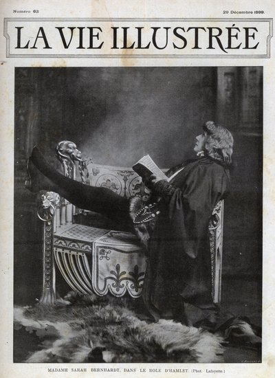 Sarah Bernhardt (1844-1923) in de rol van Hamlet door Shakespeare - omslag van het Illustered Life van 1899 door Unknown photographer