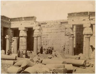 Tweede binnenplaats van de dodentempel van Ramses III, noordzijde, Medinet Habu, Egypte, ca. 1890 door Unknown photographer
