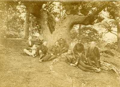 Zeven van de leidende leden van de Church Missionary Society in Sierra Leone en Nigeria zittend onder de Wilberforce Oak in Keston, Kent, Verenigd Koninkrijk door Unknown photographer