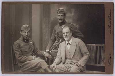 Sigmund Freud met zijn zonen Ernst en Martin in militaire uniformen, ca. 1916 (z/w foto) door Unknown photographer