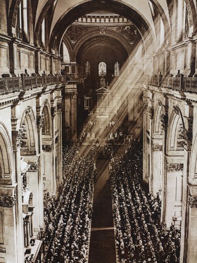 Zonnestralen in de St. Pauls Kathedraal tijdens de dienst voor het zilveren jubileum van koning George V, Londen, Verenigd Koninkrijk, foto uit Illustrated London News, 11 mei door Unknown photographer