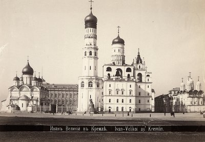 De kathedraal van de Aankondiging en de klokkentoren van Ivan IV in Moskou door Unknown photographer
