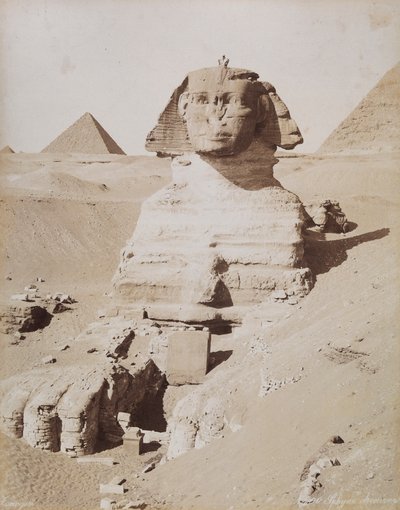 De Sfinx en, op de achtergrond, de Grote Piramide van Cheops. Caïro, El Giza door Unknown photographer