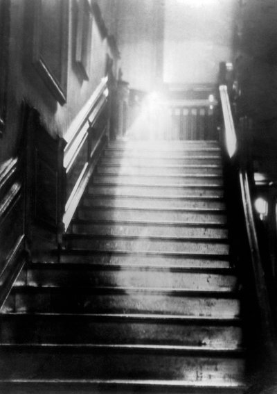 Het spook van Raynham Hall (Engeland) door Unknown photographer
