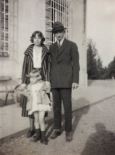 Drie leden van de Torrigiani-familie bij de Villa in Vico d