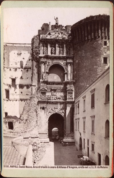 Triomfboog van het Castel Nuovo, Napels, ca 1880 (foto) door Unknown photographer