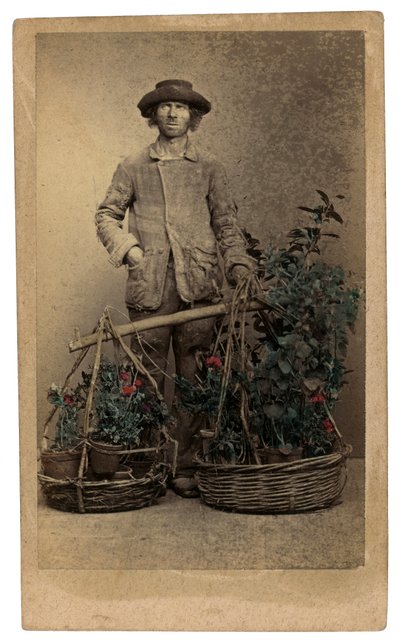 Venetiaanse kostuums en maskers: een plantenverkoper door Unknown photographer