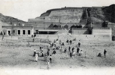 Uitzicht op het strand van Mesnil Val met zijn casino en terrassen, Manche Normandië, ansichtkaart uit het begin van de 20e eeuw door Unknown photographer