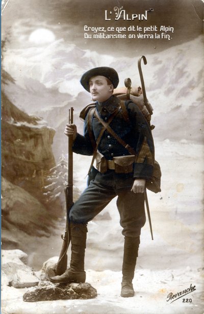WWI ansichtkaart, Alpine jager. "Geloof wat de kleine Alpine zegt, het militarisme zal het einde zien." (foto) door Unknown photographer