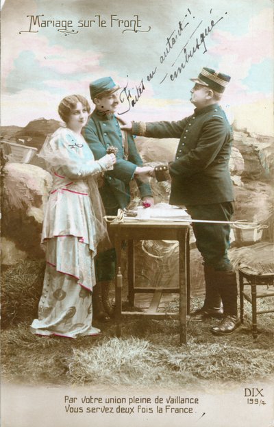 WWI ansichtkaart, Huwelijk op de voorkant van een soldaat (poilu) en een jonge vrouw, militaire hulp, door een officier gekwalificeerd als overvallen. (foto) door Unknown photographer