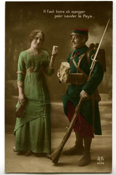 Oorlog 1914 - 1918 (14-18): ansichtkaart uit die tijd met een Franse soldaat in blauw-horizon-uniform (blauwe horizon) die het brood en de wijn in ontvangst neemt die een jonge vrouw hem brengt: drink en eet om het land te redden - voedsel -... door Unknown photographer