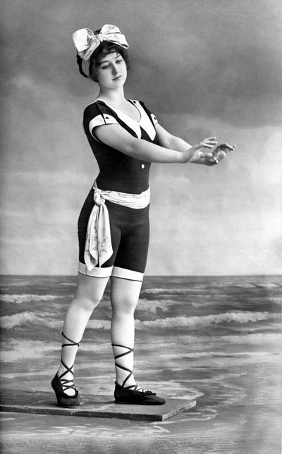 Vrouw in badpak en strandschoen. door Unknown photographer