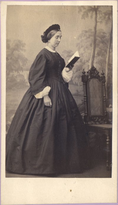 Vrouw met boek, ca 1860 (foto) door Unknown photographer