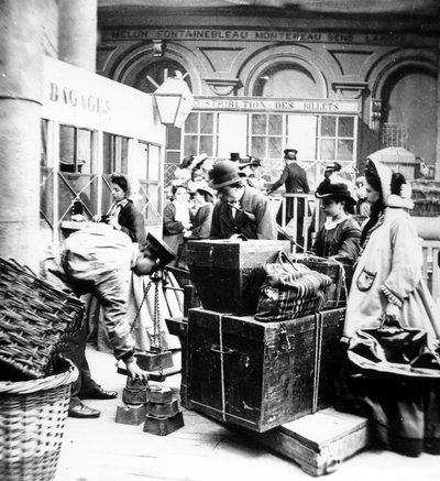 Passagiers die het wegen van de bagage in Gare de Lyon in Parijs overzien, ten tijde van het Tweede Keizerrijk in Frankrijk door Unknown photographer
