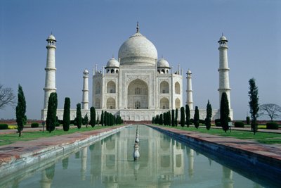 Uitzicht op de Taj Mahal, gebouwd door Keizer Shah Jahan (1592-1666), voltooid in 1643 door Ustad Ahmad Lahori