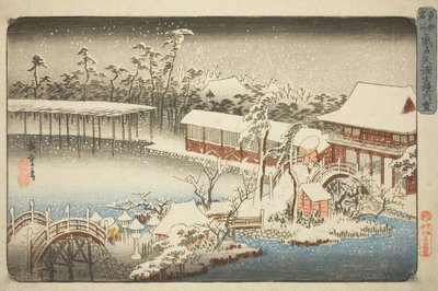 Het terrein van het Tenman-heiligdom in Kameido in de sneeuw (Kameido Tenmangu keidai no yuki), uit de serie "Beroemde plaatsen in de oostelijke hoofdstad (Toto meisho)" door Utagawa Hiroshige