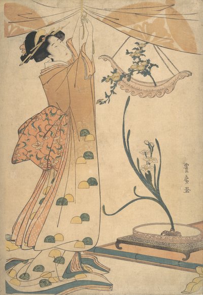 Een vrouw die een gordijn vastmaakt, een bloemstuk van chrysanten in een bootvormig vaas, ca. 1805 door Utagawa Toyohiro