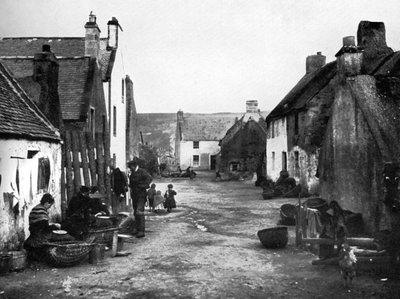 In de vissersstad, Cromarty, Schotland, 1924-1926 door Valentine and Sons Ltd