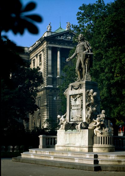 Monument ter ere van de Oostenrijkse componist Wolfgang Amadeus Mozart (1756-1791). Beeldhouwwerk door Victor Tilgner (1844-1896) 1896. Wenen, Burggarten, Oostenrijk door Victor Tilgner