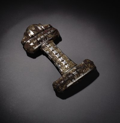 Zwaardgreep, van Eigg, Schotland (brons, zilver, verguld en niëllo) door Viking