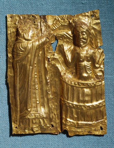 Tamdrup platen, geperst goudfolie die bisschop Poppo toont die koning Harald Bluetooth van Denemarken doopt in 963 door Viking