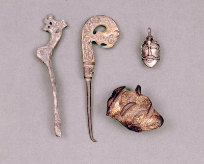 Verschillende stukken apparat en Vikingjuwelen, rechtsboven een voorstelling van de godheid Odin. Stockholm, Historiska Museet door Viking Viking