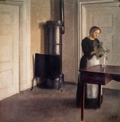 Interieur met een vrouw die bloemen in een vaas schikt door Vilhelm Hammershoi