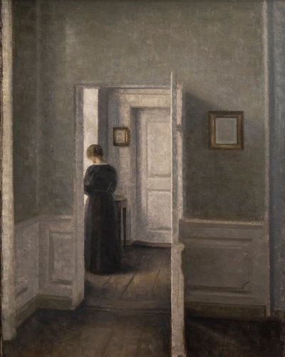 Interieur met een staande vrouw door Vilhelm Hammershoi