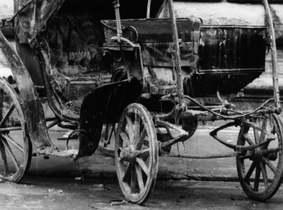 Wagen geruïneerd door de modder na de overstroming van Florence, november 1966 (z/w foto) door Vincenzo Balocchi