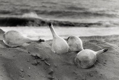 "Flessen op het strand door Vincenzo Balocchi