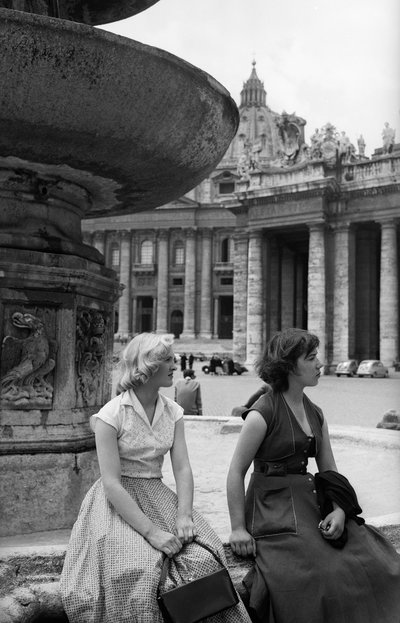 Vreemdelingen in Rome, ca 1960 (gelatinezilverdruk) door Vincenzo Balocchi