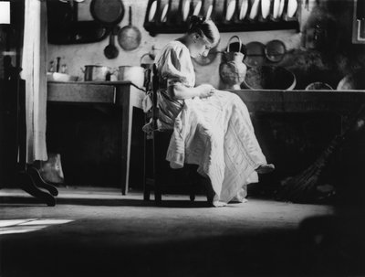 Meisje naait linnen voor haar bruidsschat, ca. 1916 (z/w foto) door Vincenzo Balocchi