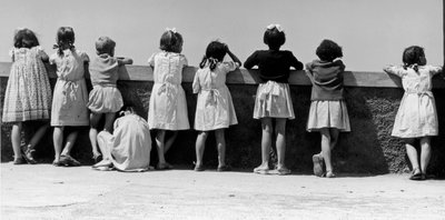 Groep kinderen leunend tegen een borstwering, Italië, ca. 1960 (gelatinezilverdruk) door Vincenzo Balocchi