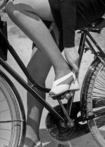 Op een fiets, ca 1960 (z/w foto) door Vincenzo Balocchi