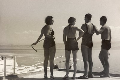 Passagiers aan boord van de Oceania, uit het album 