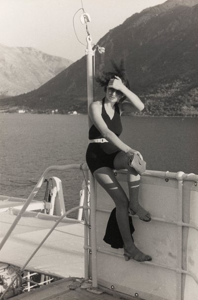 Portret van een vrouw aan boord van een cruiseschip, uit het 