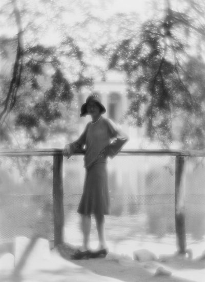 Portret van jonge vrouw, Rome; Fotostudio door Vincenzo Balocchi