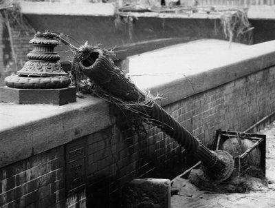 Straatlantaarn afgebroken door de kracht van het overstromingswater in Florence, november 1966 (z/w foto) door Vincenzo Balocchi