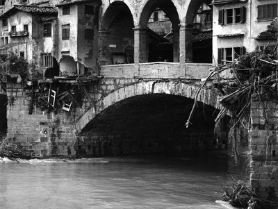 De Ponte Vecchio half verwoest na de overstroming in Florence door Vincenzo Balocchi