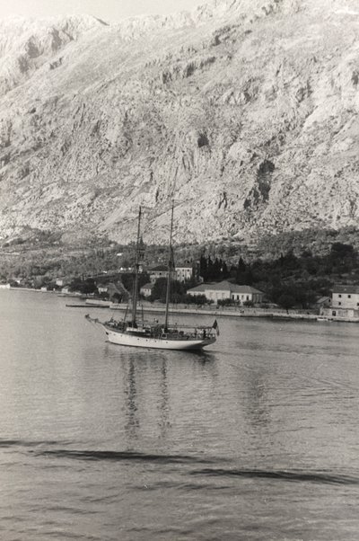 De zeilboot van de hertog van Aosta, voor de kust van Kotor, Kroatië, uit het album 