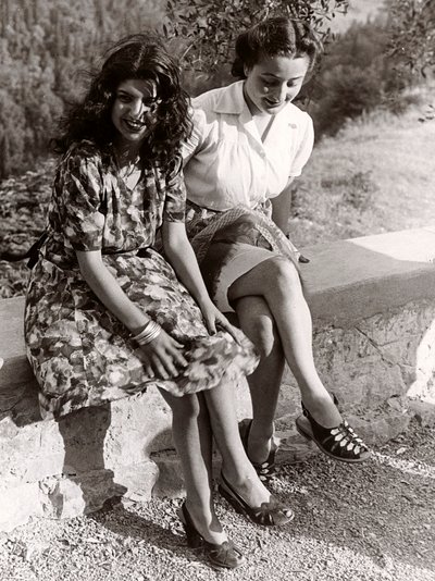 Twee meisjes zittend op een muur, Italië, ca.1940 (z/w foto) door Vincenzo Balocchi
