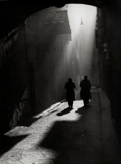 Twee mannen lopen in een typisch straatje in Florence door Vincenzo Balocchi