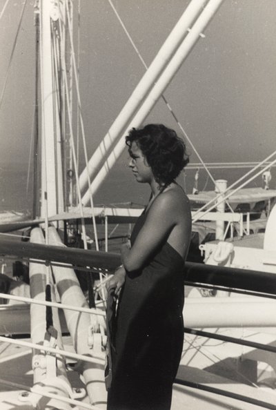 Vrouw aan boord van het cruiseschip 