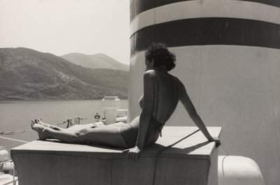 Vrouw aan boord van het cruiseschip 